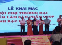 Đồng chí Lê Tấn Cận phó chủ tịch tỉnh Bạc Liêu trao chứng nhận và chụp hình lưu niệm